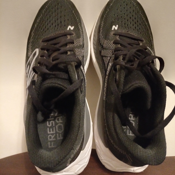 New Balance Black and White Running Shoes - Picture 11 of 14